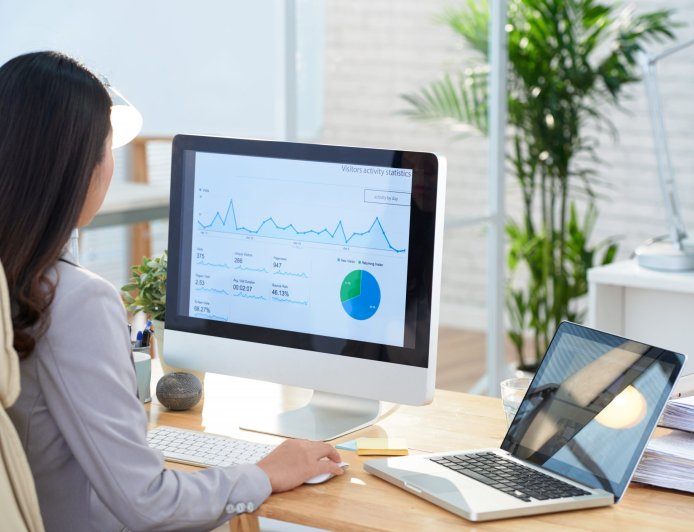 Mastering the Art of Multitasking: A Comprehensive Guide on How to Use Two Monitors with
